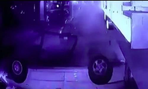 شاهد .. لحظة سقوط سيارة من أعلى كوبري أكتوبر 