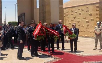   السفارة الروسية تقيم مراسم وضع أكاليل من الزهور في المقبرة التذكارية في العلمين،