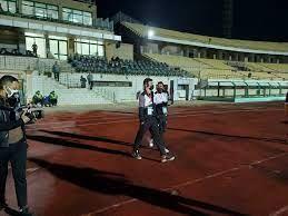 لاعبو الزمالك والجهاز الفني يعاينون أرض استاد السويس