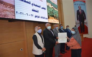 محافظ الوادي الجديد يكرم مدير عام مركز المعلومات