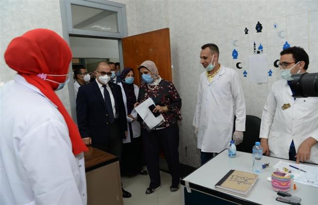 طلاب جامعة أسيوط يتلقون لقاح كورونا