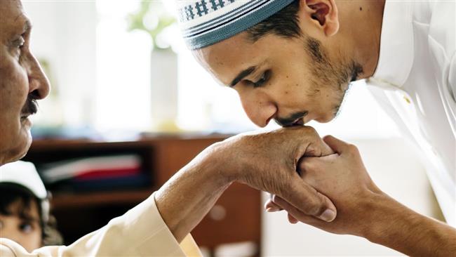 مجمع البحوث: رعاية الوالدين واجب على الأبناء ذكورا وإناثا