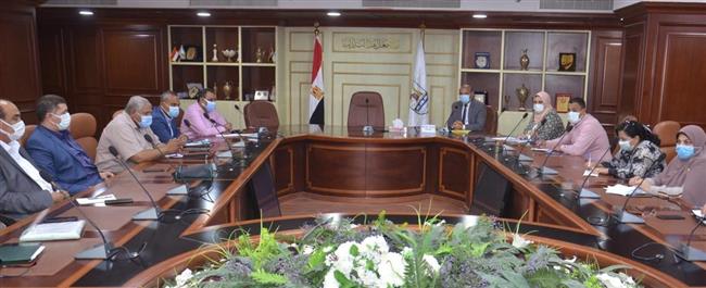 محافظ بني سويف يناقش جاهزية المنشآت السياحية والفندقية