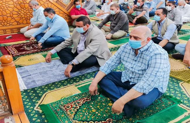 محافظ البحيرة يؤدى صلاة الجمعة بمسجد عطا بدمنهور