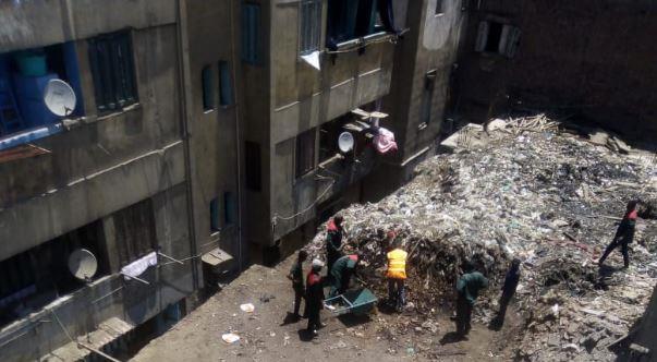 الجيزة ترفع 80 طن مخلفات من سطح عقار بالكيت كات