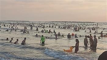   إنقاذ ٥٣ حالة من الغرق وتسليم ١٠٣ أطفال تائهين فى زحام شواطئ رأس البر