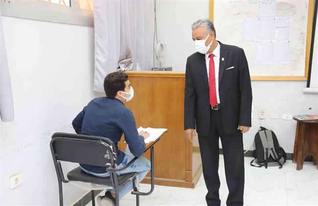 رئيس جامعة جنوب الوادى يواصل جولاته التفقدية بلجان الامتحانات