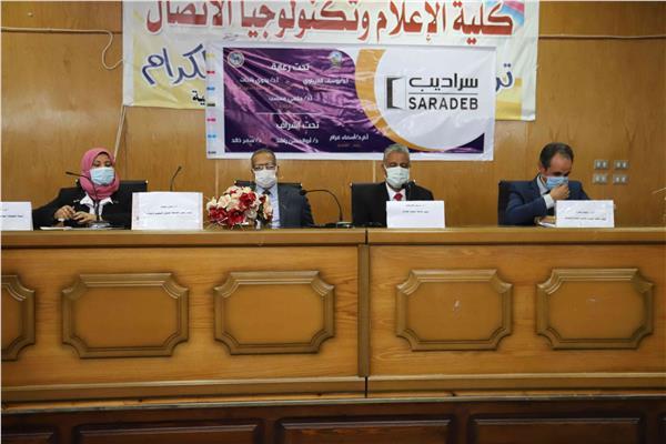 رئيس جامعة جنوب الوادى يشهد حفل تخرج لطلبة الاعلام