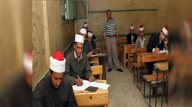 طلاب الثانوية الأزهرية يؤدون اللغة الإنجليزية اليوم
