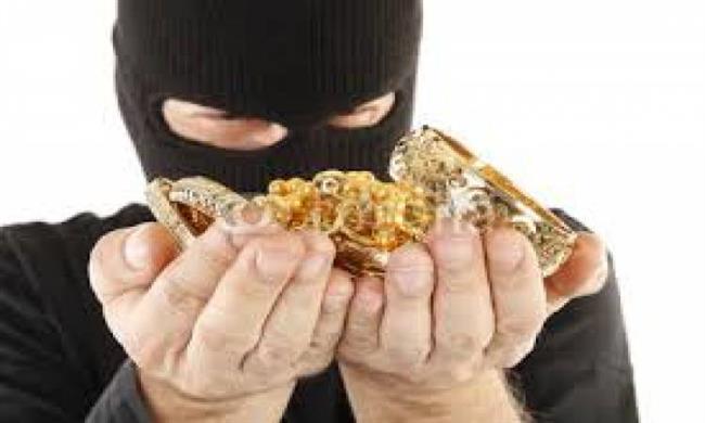 شخص يسرق مشغولات ذهبية من أحد المساكن بأسيوط 
