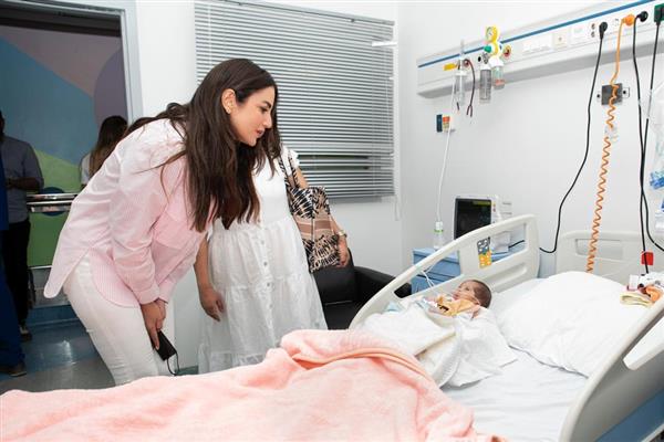 «درة» تزور مستشفى الدكتور مجدي يعقوب بأسوان