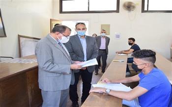 رئيس جامعة بنى سويف يتفقد سير الامتحانات بكلية السياحة والفنادق