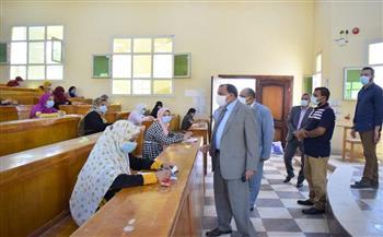 رئيس جامعة بني سويف يتفقد سير الامتحانات بكلية تربية للطفولة المبكرة 