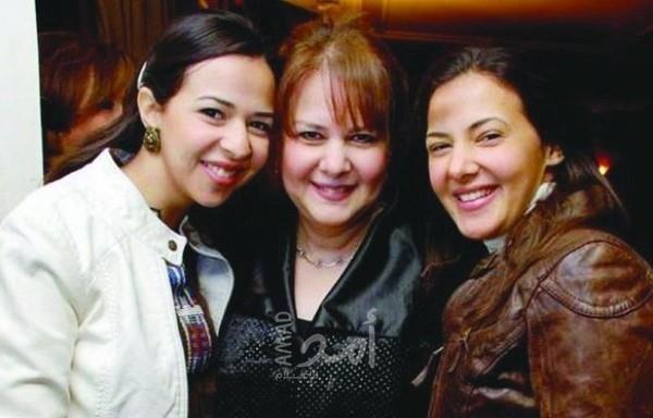 صورة من دنيا وإيمى لـ دلال عبدالعزيز تثير مخاوف محبيها
