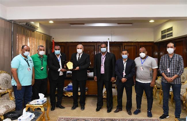 محافظ قنا يلتقي أعضاء فرقة «أناكوندا»