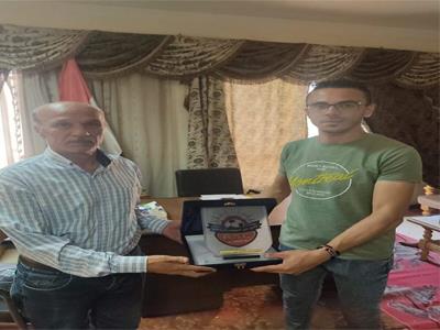 بنى سويف يقدم درع تذكاري وخطاب شكر لمجلس إدارة مركز شباب باروط 