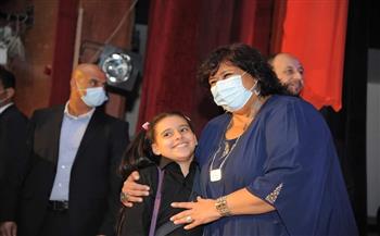   محافظ أسيوط يهنىء «سيلينا سمير» لفوزها بجائزة الدولة التشجيعية للمبدع الصغير  