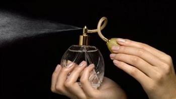 حكم وضع المرأة للعطر خارج المنزل..الإفتاء تجيب