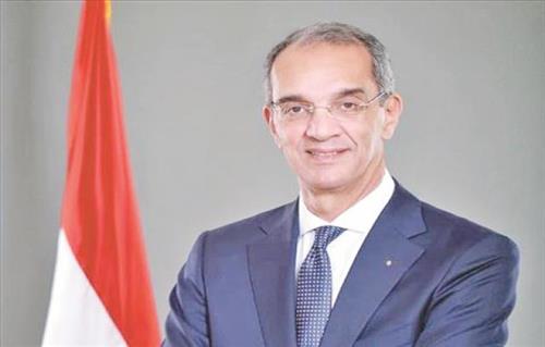 «البريد» يهدي وزير الاتصالات جائزة التميز الرقمي العربي