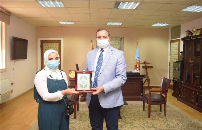 رئيس جامعة سوهاج يكرم طالبة بعد إعادتها لمبلغ مالي عثرت عليه 