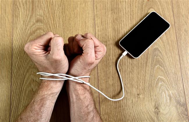 طالب بالمنصورة يحاول الانتحار بسبب "الموبايل"