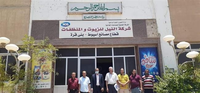 بعد ارتفاع أسعارها.. رئيس وحدة حقوق الإنسان فى زيارة لشركة زيوت بأسيوط