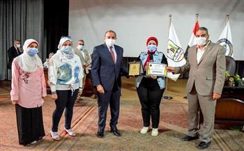 رئيس جامعة بنى سويف يكرم  طالبة الألسن الفائزة بـالمركز الثالث
