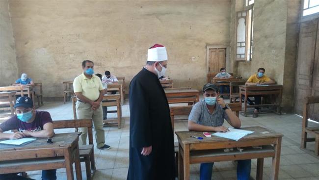 رئيس قطاع المعاهد يتفقد لجان امتحانات الثانوية الأزهرية بالغربية