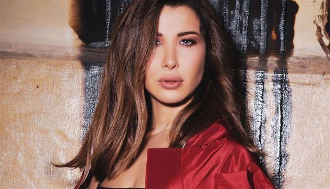 نانسي عجرم ترفع علم مصر وتحيي ثورة 30 يونيو