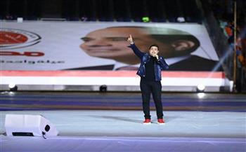 على أنغام شيخ العرب.. حكيم للسيسى: يا عمدة بلدنا... رجولة وسند لينا ولولادنا