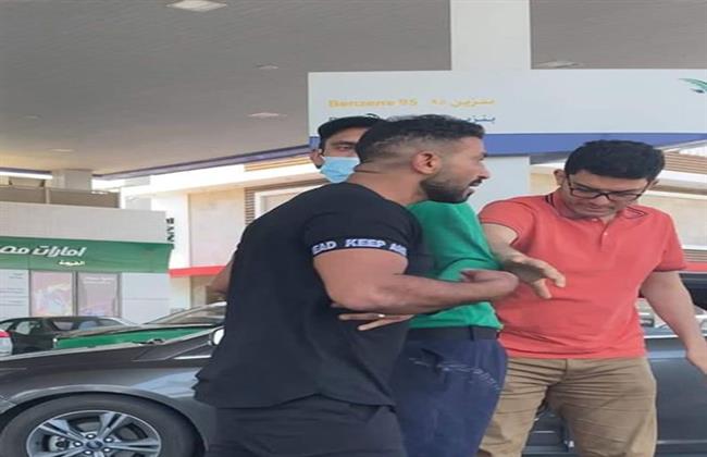 صور .. أحمد سعد يضرب شابا بالقلم في بنزينة 