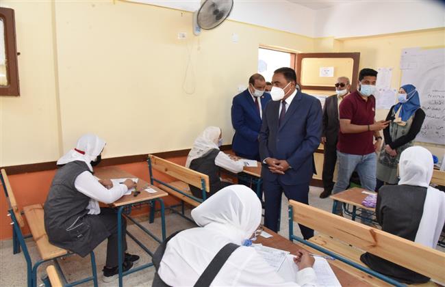 9535 طالبًا يؤدون امتحان الإعدادية بمطروح 