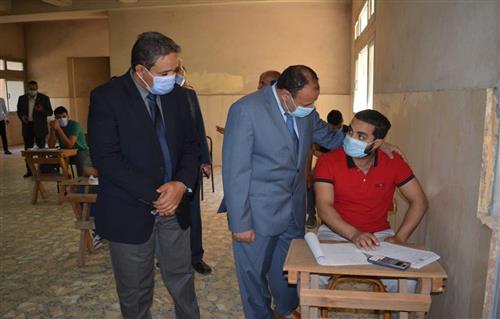 «محمد الخطيب» يطمئن على الطلاب خلال تأدية الامتحان