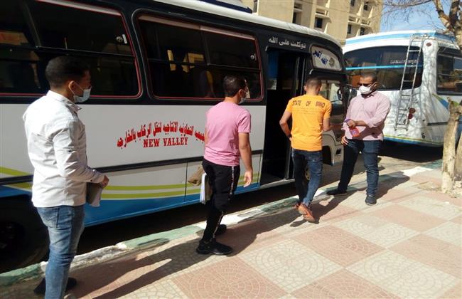 رئيس جامعة الوادى الجديد يتابع نقل الطلاب لمقار لجانهم بمقر الجامعة الجديد 