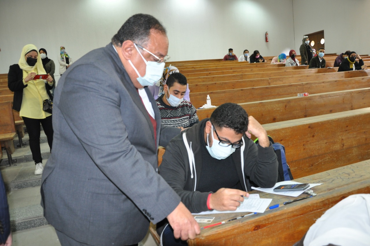 طلاب جامعة حلوان يبدأون امتحانات نهاية العام