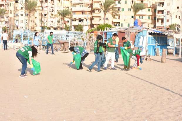 «البيئة» : حملة للتوعية وتنظيف شاطئ رأس التين