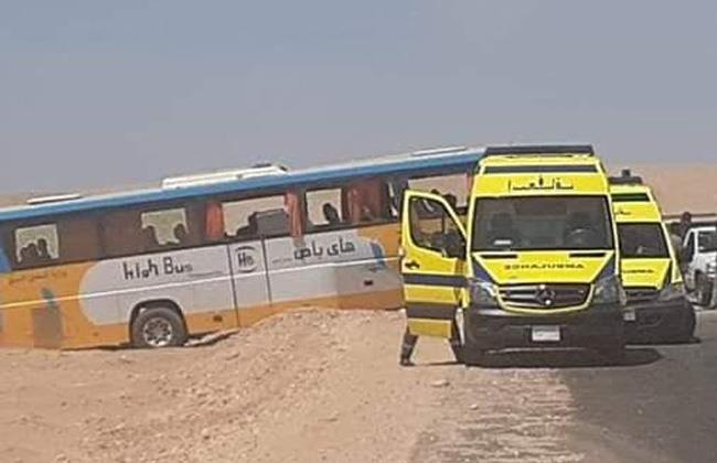 حادث تصادم اتوبيس نقل عام بشاحنة نقل ثقيل علي طريق الخارجة - الداخلة