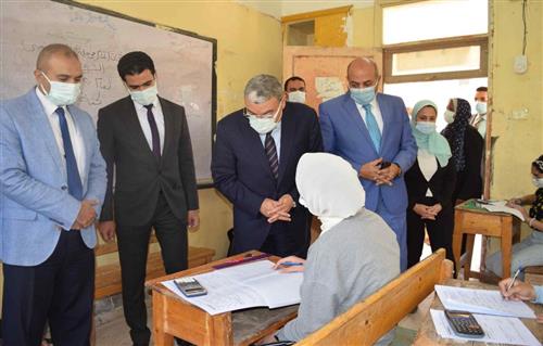 محافظ المنيا يتابع انتظام سير امتحانات الشهادة الإعدادية بعدد من اللجان