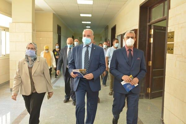 جامعة الفيوم: افتتاح معمل بحوث المنتجات الطبيعية  بكلية الصيدلة