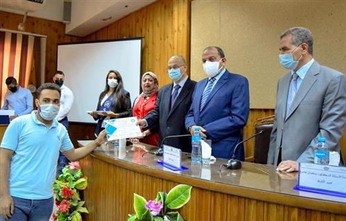 رئيس جامعة بني سويف يشهد حفل ختام الأنشطة الطلابية ويكرم المتميزين