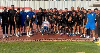 لاعبو الزمالك يلتقطون صورًا تذكارية مع أحد أصحاب الهمم