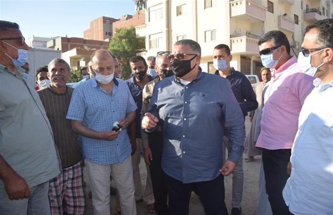  محافظ البحر الأحمر يتفقد منطقة خلف السنتر الليبي لرصد المخالفات على أرض الواقع بالغردقة 