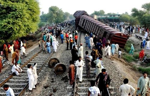 باكستان.. مصرع أكثر من 30 شخصا فى اصطدام قطارين
