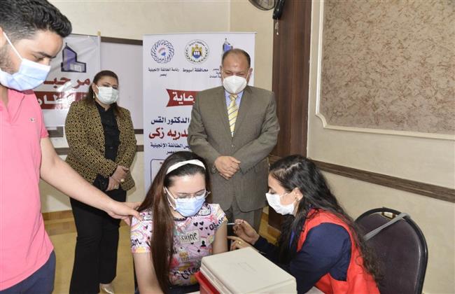 محافظ أسيوط يتفقد المبادرة المجتمعية للتطعيم ضد كورونا