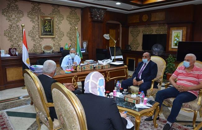 محافظ المنيا يبحث خطة تسويق الحاصلات الزراعية بقرى «حياة كريمة»