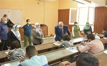 رئيس جامعة الفيوم يتفقد سير امتحانات نهاية العام