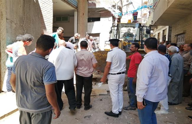 تسليم عقود تقنين وحملات لرفع كفاءة الإنارة والطرق في كفر الشيخ