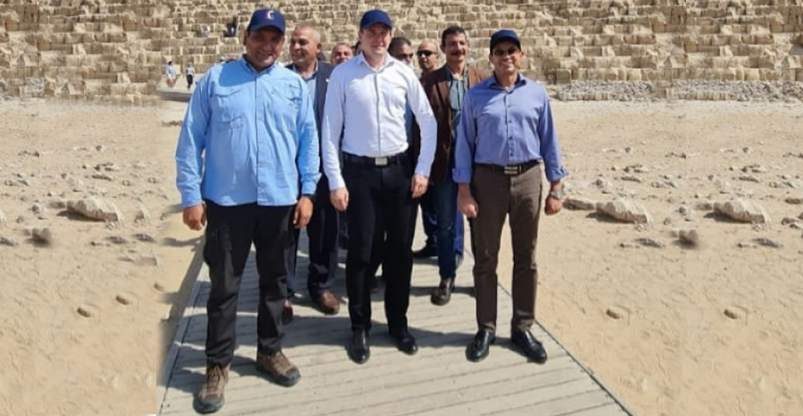 رئيس الوكالة الدولية لمكافحة المنشطات (وادا) يزور منطقة أهرامات الجيزة