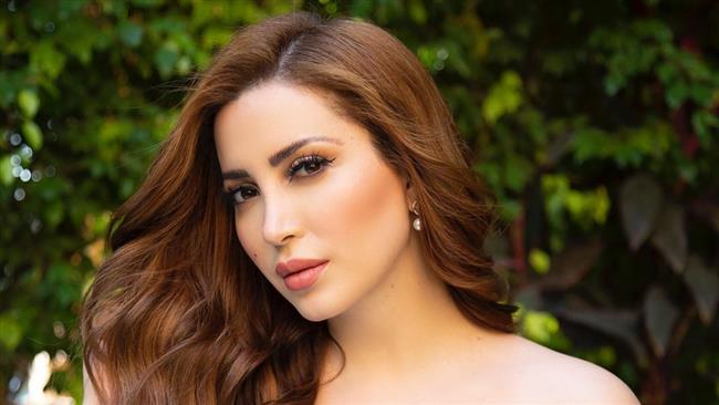 شاهد.. نسرين طافش تداعب الأسماك تحت الماء
