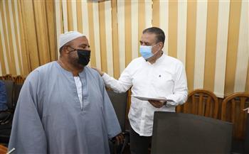 محافـظ المنوفية يسلم مساعدات مالية عاجلة لأسر متضررة من حريق منشأتهم
